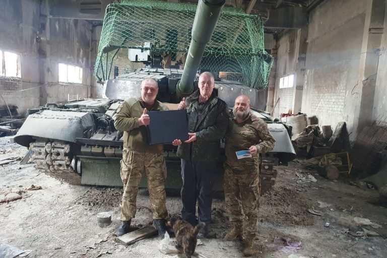 Frihed for Ukraines formand Jens Alstrup leverer kommunikationsudstyr til ukraines 93. brigades kampvognsenhed, 12 km fra frontlinjen, Marts 2025. Kampvognen er en T64. Gammel Sovjetisk model, men fortsat brugbar. / Foto: FFU