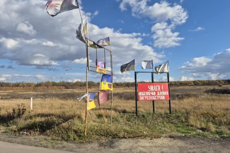 Frihed for Ukraine på vej med udstyr til de ukrainske soldater. Skiltet advarer om skydning i området, dvs. risiko for angreb af russiske droner / Foto: FFU, Jens Alstrup