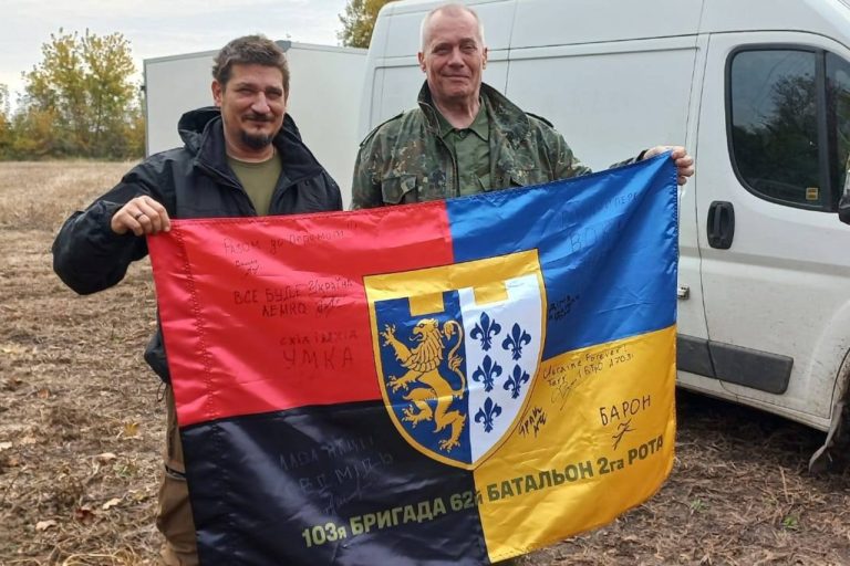 Frihed for Ukraines formand Jens Alstrup modtager 103. Brigades flag, Sumyregionen, Oktober 2025 / Foto: FFU