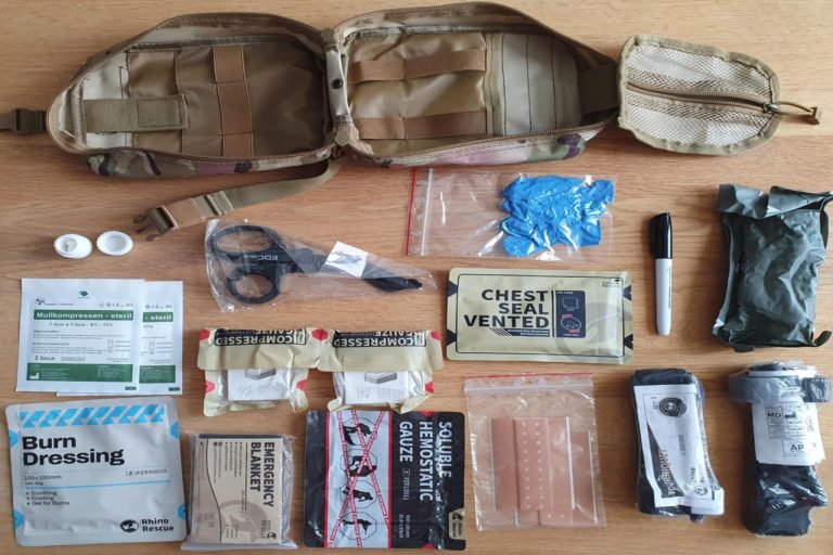 Frihed for Ukrine leverer IFAK tasker til soldaterne ved fronten. IFAK står for Individual First Aid Kit, og er en individuel førstehjælpspakke, der er designet til militært personel. Den er specielt indrettet til at håndtere alvorlige skader i felten, som f.eks. livstruende blødninger. / Foto: FFU, Jens Alstrup