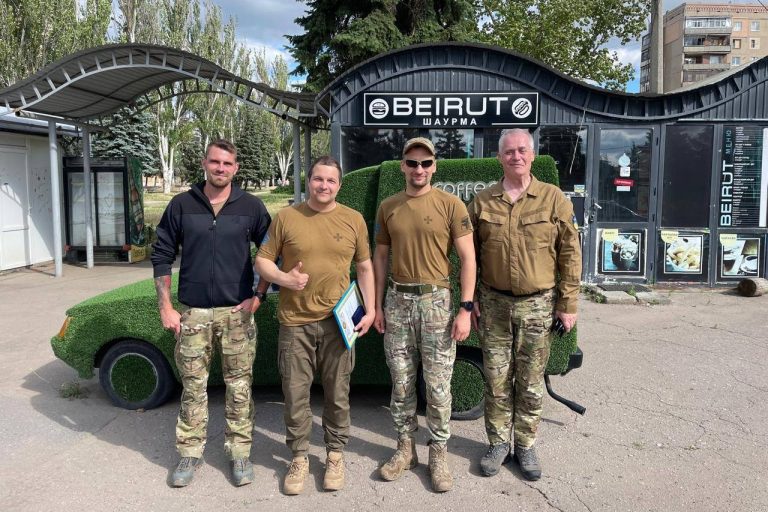 Nick R-N og Jens Alstrup fra Frihed for Ukraine med Ivan Kravtsov og Shamil Krutkov (Kommandør for Ukraines 93. Brigade), Juni 2025 / Foto: FFU