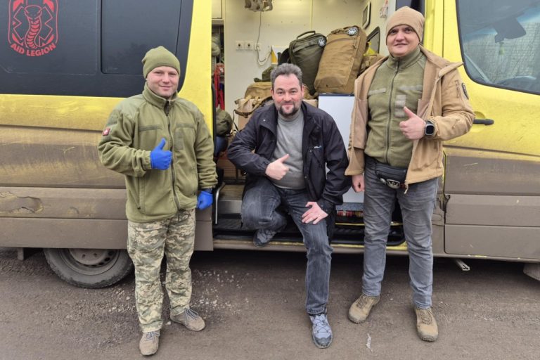 Frihed for Ukraine leverer Medic rygsække med refillmaterialer og diverse medicinsk udstyr til 66. Brigades stabiliseringspunkt, December 2025 / Foto: FFU, Jens Alstrup